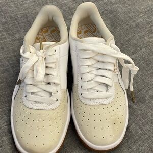 Brand new women’s white puma sneakers